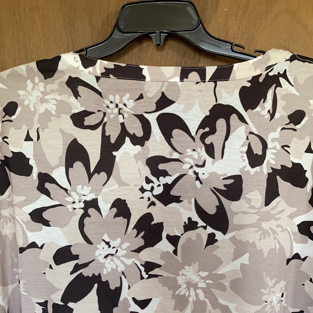 Preswick & Moore top floral print w detail at neckline neutral  3X - Picture 8 of 17